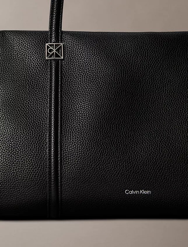 Tote-Tasche mit Emblem-Logo und Metallbeschlägen Tote-Tasche mit Emblem-Logo und Metallbeschlägen