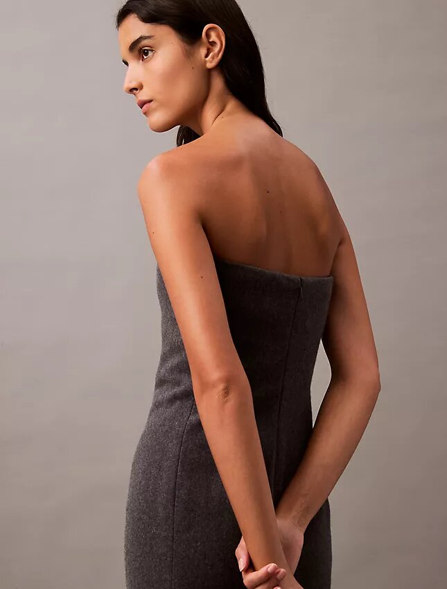 Trägerloses Kleid aus gebürsteter Wollmischung Trägerloses Kleid aus gebürsteter Wollmischung