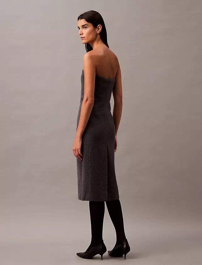 Trägerloses Kleid aus gebürsteter Wollmischung Trägerloses Kleid aus gebürsteter Wollmischung