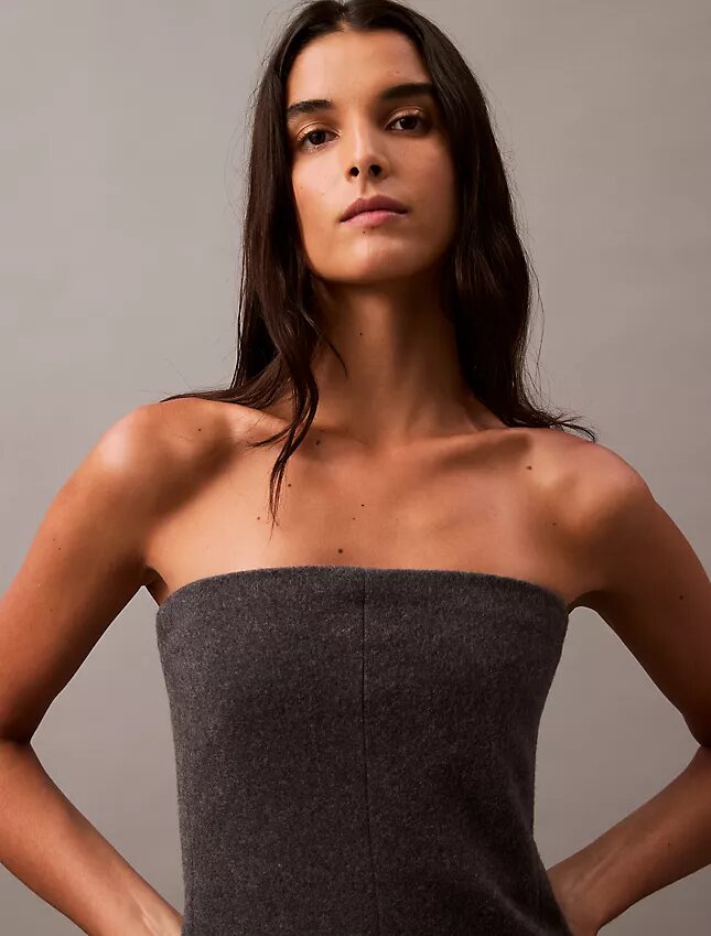 Trägerloses Kleid aus gebürsteter Wollmischung Trägerloses Kleid aus gebürsteter Wollmischung