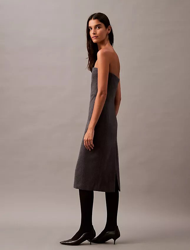 Trägerloses Kleid aus gebürsteter Wollmischung Trägerloses Kleid aus gebürsteter Wollmischung