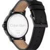 Uhr mit Emblem-Zifferblatt und Lederarmband