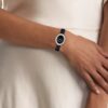 Uhr mit konturierter Lünette, ovalem Zifferblatt und Lederarmband Uhr mit konturierter Lünette, ovalem Zifferblatt und Lederarmband
