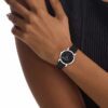 Uhr mit Lederarmband und durchgehendem Emblem-Zifferblatt Uhr mit Lederarmband und durchgehendem Emblem-Zifferblatt