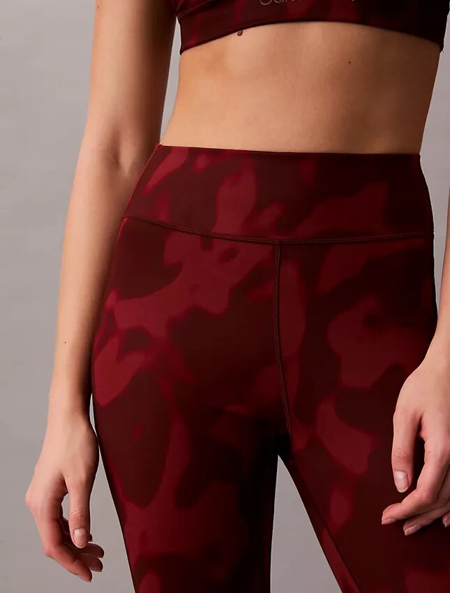 Weiche 7/8-Leggings mit abstraktem Sportprint Weiche 7/8-Leggings mit abstraktem Sportprint