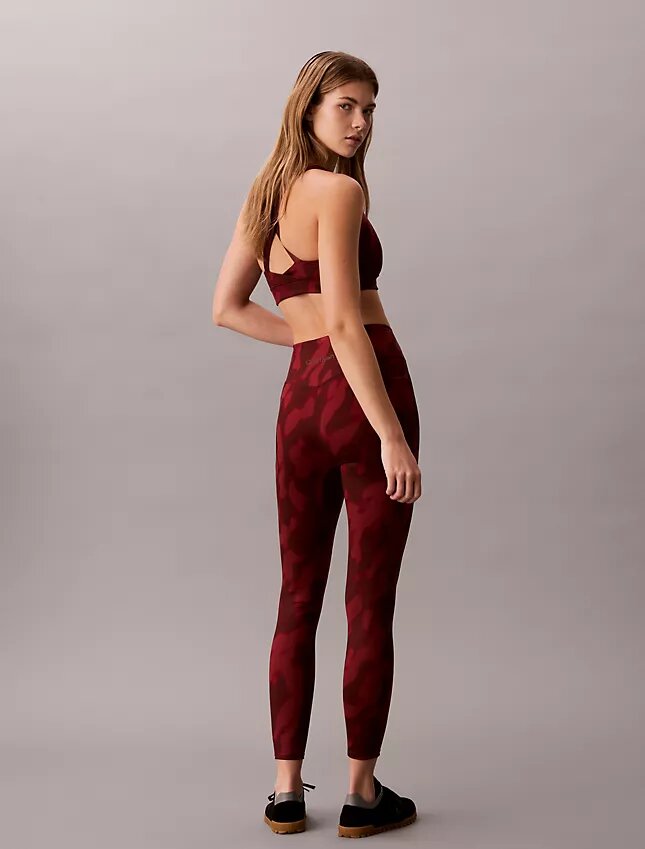 Weiche 7/8-Leggings mit abstraktem Sportprint Weiche 7/8-Leggings mit abstraktem Sportprint