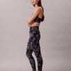 Weiche 7/8-Leggings mit abstraktem Sportprint Weiche 7/8-Leggings mit abstraktem Sportprint