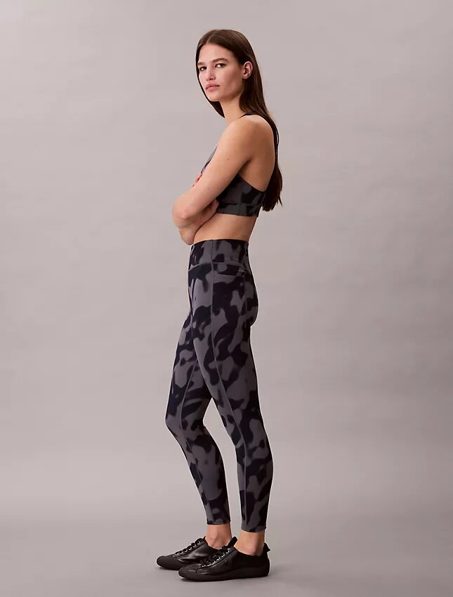 Weiche 7/8-Leggings mit abstraktem Sportprint Weiche 7/8-Leggings mit abstraktem Sportprint