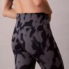 Weiche 7/8-Leggings mit abstraktem Sportprint Weiche 7/8-Leggings mit abstraktem Sportprint