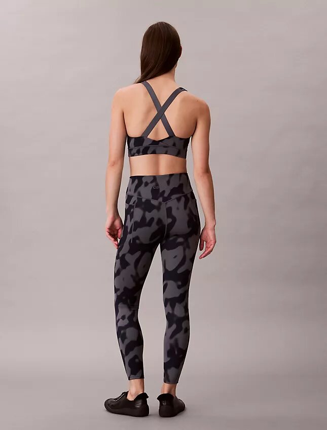 Weiche 7/8-Leggings mit abstraktem Sportprint Weiche 7/8-Leggings mit abstraktem Sportprint