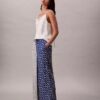 Weite Hose aus bedrucktem Viskose-Twill Weite Hose aus bedrucktem Viskose-Twill